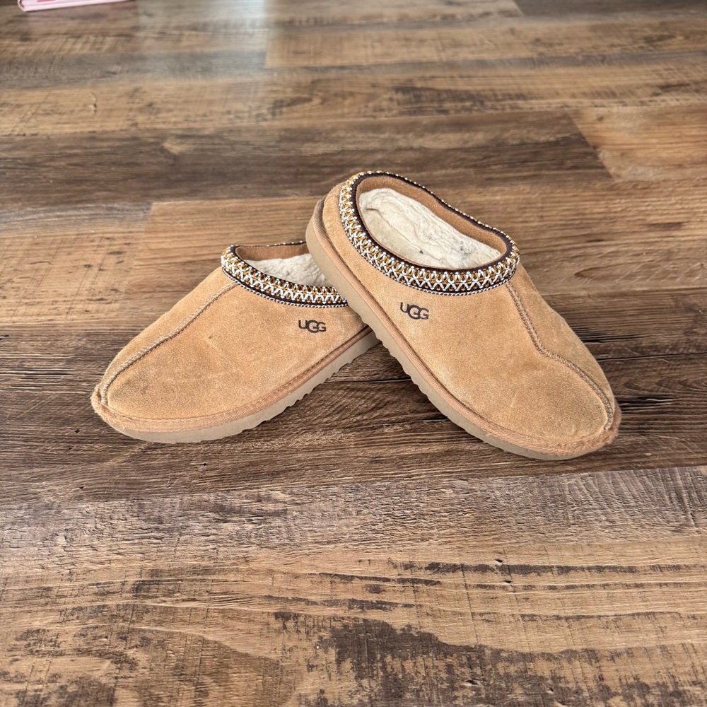 UGG Kids Tan Slippers with Patterned Trim - Picture 9 of 9